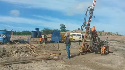 Perfuratriz e conjunto de injeção em plataforma de concreto de barragem